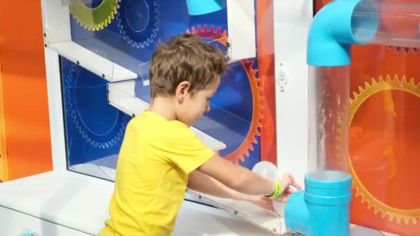 Fascinerande fysik med en labyrint av rör. Genom att göra experimenten får barnet praktiska färdigheter och förstår att lärande är roligt. — Stockvideo