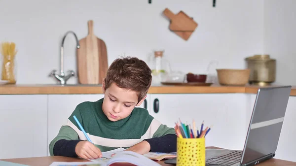 Boy está estudando matemática em uma escola online, mostrando a resposta à pergunta via vídeo comunicação — Fotografia de Stock