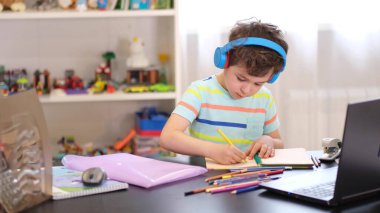 Programından öğren. Uzaktan öğrenme çevrimiçi eğitim. Bir okul çocuğu evde ders çalışır ve okul ödevi yapar. Evden öğrenme.