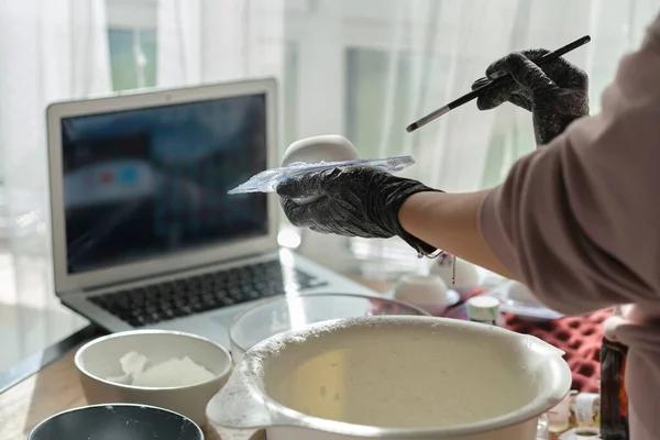 Mujer está tomando una lección en línea o viendo un video sobre la creación de bombas de baño. Formación en línea, clases en línea. maestro crea cosméticos hechos a mano —  Fotos de Stock