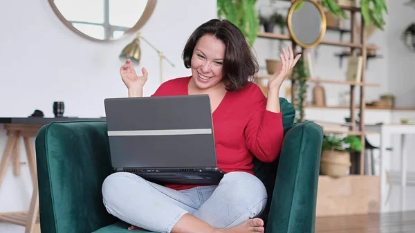 Samica świętuje dobre wieści. kobieta overjoyed dostać pocztę na laptopie jest promowana w pracy, dziewczyna zdumiony czytać dobre wieści na komputerze — Zdjęcie stockowe