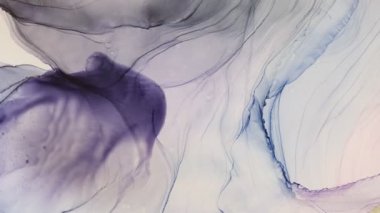 Sanatçı mürekkeple soyutlama çizer. Saç kurutma makinesi maskarayı bulanıklaştırır ve soyut bir çizim yaratır.