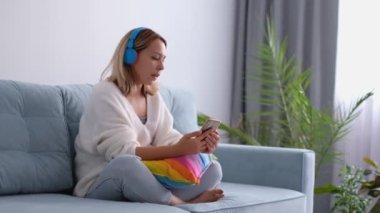 Çatı katında müzik dinleyen neşeli bir kadın..