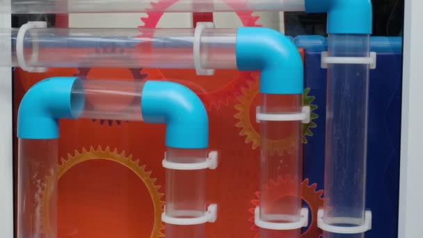 Fisica affascinante con un labirinto di tubi. Facendo gli esperimenti. Palla volare con rotoli attraverso il tubo. — Video Stock