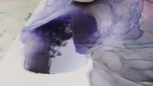 Artista disegna astrazione con inchiostro. asciugacapelli sfuma il mascara creando un disegno astratto — Video Stock