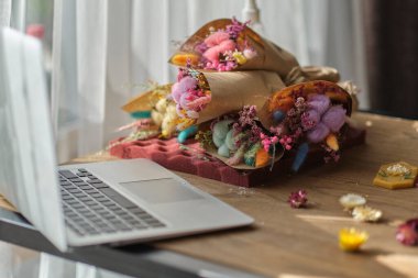 Pencere kenarındaki masa ve kurutulmuş çiçek buketleri..