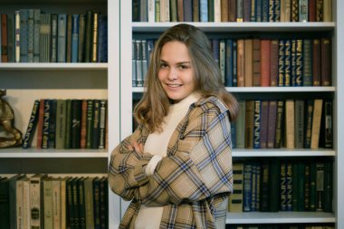 İyimser genç kız evde oturuyor.