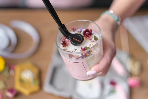 El yapımı soya mumlarının fitilini kesiyorum. Mum yapımı çatal bıçak. Acımasız vegan ürün.