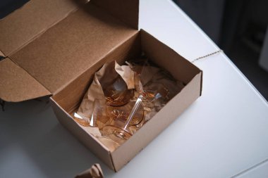 Bir dükkandan gelen teslimat kutusu kırık bir cam buldu. Teslimat sırasında paketlenmemiş bir eşya çöktü