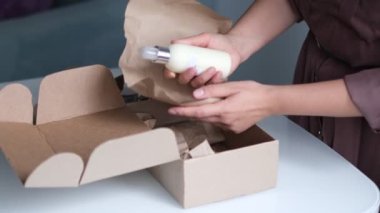 Karton kutuyu açan kadın az önce adrese bir paket bıraktı. Eve posta teslimatı.