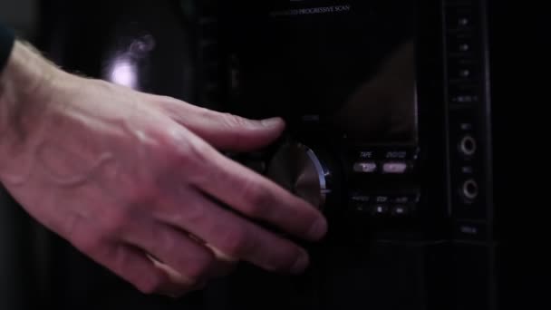 Mans mano adjiusting volumen perilla de subwoofer amplificador de audio, concepto de música de control de volumen. Elevar el sonido en el equipo musical. — Vídeos de Stock