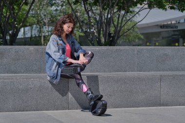 Kadın bacak ağrısı çekiyor, antrenman sırasında yaralanmış. eğitim için çelişkiler