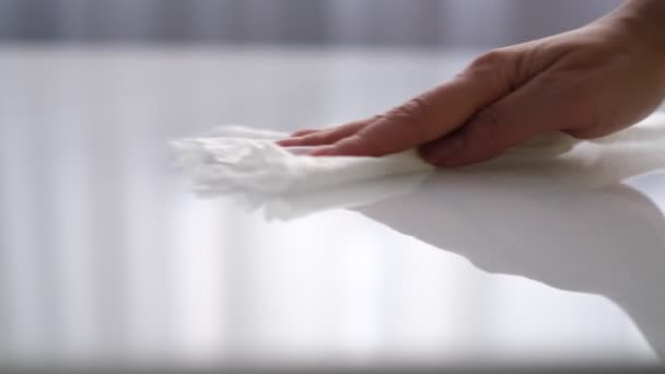 Vrouw reinigen en polijsten van het werkblad van de keuken met een spray wasmiddel, schoonmaak en hygiëne concept — Stockvideo