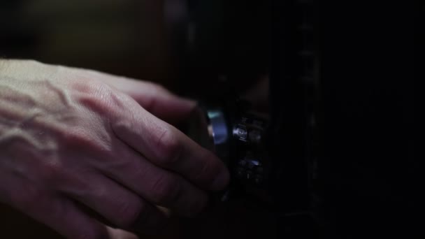 Mans mano aderente manopola del volume di amplificatore audio subwoofer, concetto di musica di controllo del volume. Sollevare il suono sulle apparecchiature musicali. — Video Stock