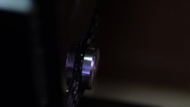 Mans subwoofer ses yükselticisi ses kontrol müzik konsepti için ses düğmesi ayarlıyor. Müzikal ekipmanların sesini aç..