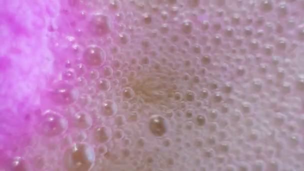 Bomba de banho cor-de-rosa. cuidado do corpo banho de bolhas — Vídeo de Stock