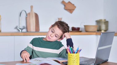 Zeki çocuk çevrimiçi ders dinler. Evde eğitim görmüş çocuk gözetimi.