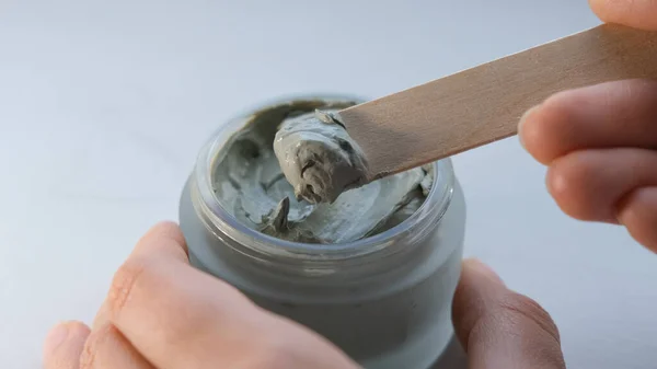 Cosmetische klei. Clay gezichtsmasker op een lichte achtergrond. verschillende soorten klei. natuurlijke cosmetica voor cosmetische ingrepen. Beauty concept. — Stockfoto
