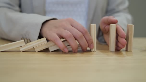 Femme place blocs dans une rangée après la chute. concept de reprise d'entreprise — Video