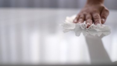Kadın mutfak atölyesini sprey deterjan, temizlik ve hijyen konseptiyle temizliyor.