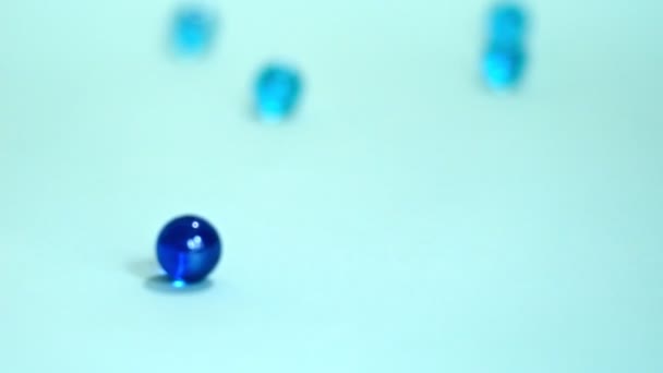 Piłeczki odbijające popping i toczenia się na około, czerwony ping-pong plastikowe zabawy ruch piłeczki. nieregularny ruch szklanych kulek. selektywne skupienie, obiekt jest nieostry — Wideo stockowe