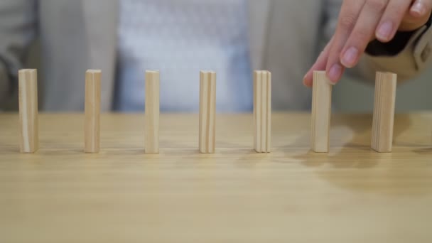 Femme place blocs dans une rangée après la chute. concept de reprise d'entreprise — Video