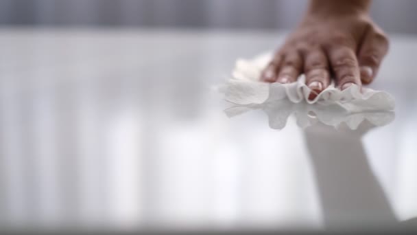 Mujer limpiando y puliendo la encimera de la cocina con un detergente en aerosol, limpieza y concepto de higiene — Vídeo de stock