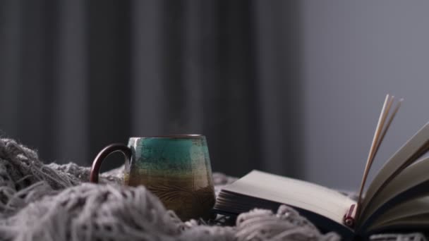 Kaffee am Morgen. Faules Winterwochenende zu Hause. Zeit zum Entspannen. Details aus dem Stillleben, heiße Getränke — Stockvideo