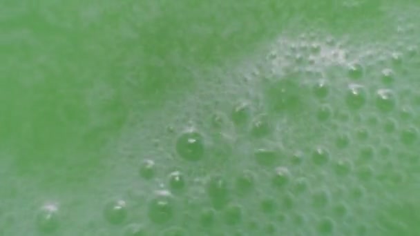 Fizzy groene badbom. lichaamsverzorging bubbelbad — Stockvideo