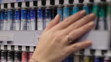 09.05.2021 - Moskova, Rusya - bir sanat mağazasındaki kadın sanatçı ürünleri seçiyor. Modern kadın süpermarketten alışveriş yapıyor..