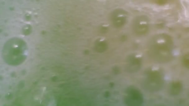 Bomba de banho verde. cuidado do corpo banho de bolhas — Vídeo de Stock