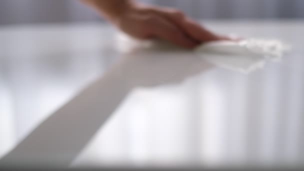 Женская уборка и полировка кухонного стола с использованием моющего средства, средства для дома и гигиены — стоковое видео