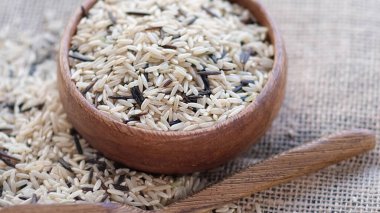 Tahta bir kasede yabani ve beyaz pirinç karışımı..