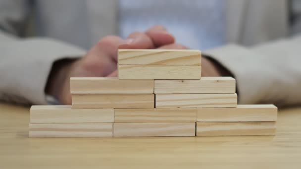 Fermer Businesswoman organiser l'empilage de blocs de bois comme escalier pas à pas. Concept d'entreprise processus de réussite de croissance. — Video