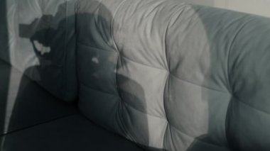 Kameraya yansımasını çeken bir kadının silueti.