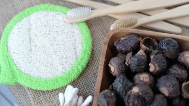 Kişisel hijyen için eşyalar. Sürdürülebilir yaşam tarzı kavramı. Çevre dostu bambu diş fırçası. Banyo malzemeleri, plastiksiz eşyalar.