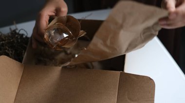 Bir dükkandan gelen teslimat kutusu kırık bir cam buldu. Teslimat sırasında paketlenmemiş bir eşya çöktü