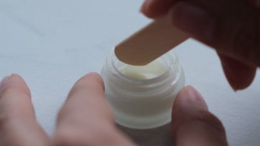 Güzellik kremi. Cam bir kavanozda beyaz nemlendirici losyon. Doğal yüz ve vücut bakımı kozmetikleri.