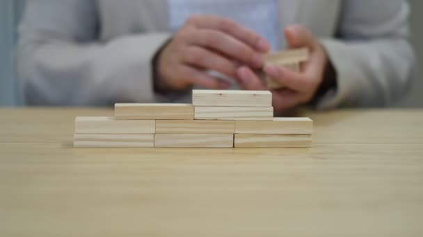 Close up Empresária organizando empilhamento bloco de madeira como escada passo. Processo de sucesso do crescimento do conceito de negócio. — Vídeo de Stock
