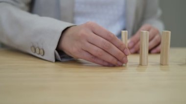 İş kadını düştükten sonra arka arkaya blok yerleştirmiş. iş kurtarma kavramı