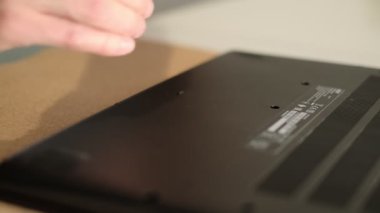 Bilgisayarı davadan ayıran tanımlanamayan mühendis. Elektronik yenileme, iş, işgal konsepti