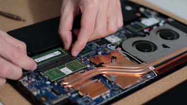 Tanımlanamayan mühendis RAM 'i çıkardı. Elektronik yenileme, iş, işgal konsepti