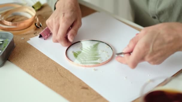 Mujer fija placas de vidrio. Una foto de flores secas. Master class sobre la creación de marco con Herbario en la técnica de tiffany en vidrieras. — Vídeos de Stock