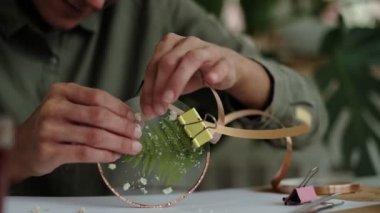 Kadın cam levhaları tamir ediyor. Kurumuş çiçek resmi. Herbaryum ile mozaik cam tekniğinde usta sınıf..