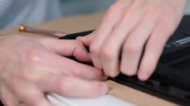 Bilgisayarı davadan ayıran tanımlanamayan mühendis. Elektronik yenileme, iş, işgal konsepti