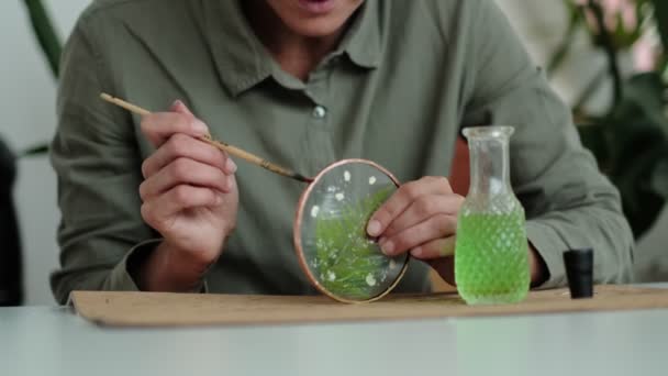 Femme fixe plaques de verre. Une photo de fleurs séchées. Master class sur la création de cadre avec Herbier en technique tiffany en vitrail. — Video