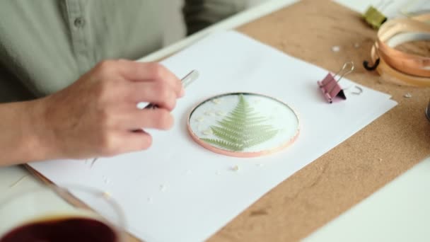 Kobieta naprawia szklane talerze. Obraz suszonych kwiatów. Master klasy na tworzenie ramki z Herbarium w Tiffany techniki w witrażu. — Wideo stockowe