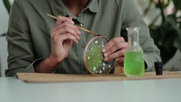 Kobieta naprawia szklane talerze. Obraz suszonych kwiatów. Master klasy na tworzenie ramki z Herbarium w Tiffany techniki w witrażu. — Wideo stockowe