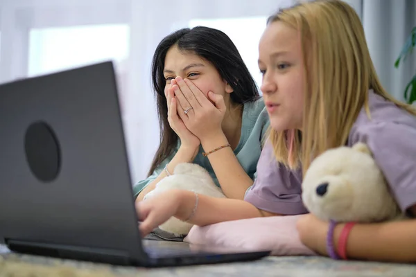 Sokkos tinédzserek nézik a laptopot. biztonságos internet koncepció gyerekeknek — Stock Fotó