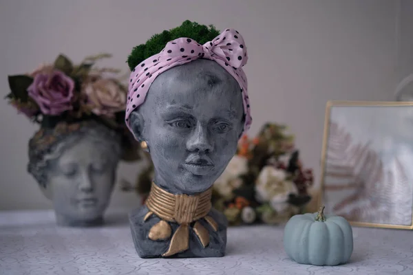 Buste de femme afro-américaine. pots pour fleurs en forme de tête de femme. foyer doux — Photo